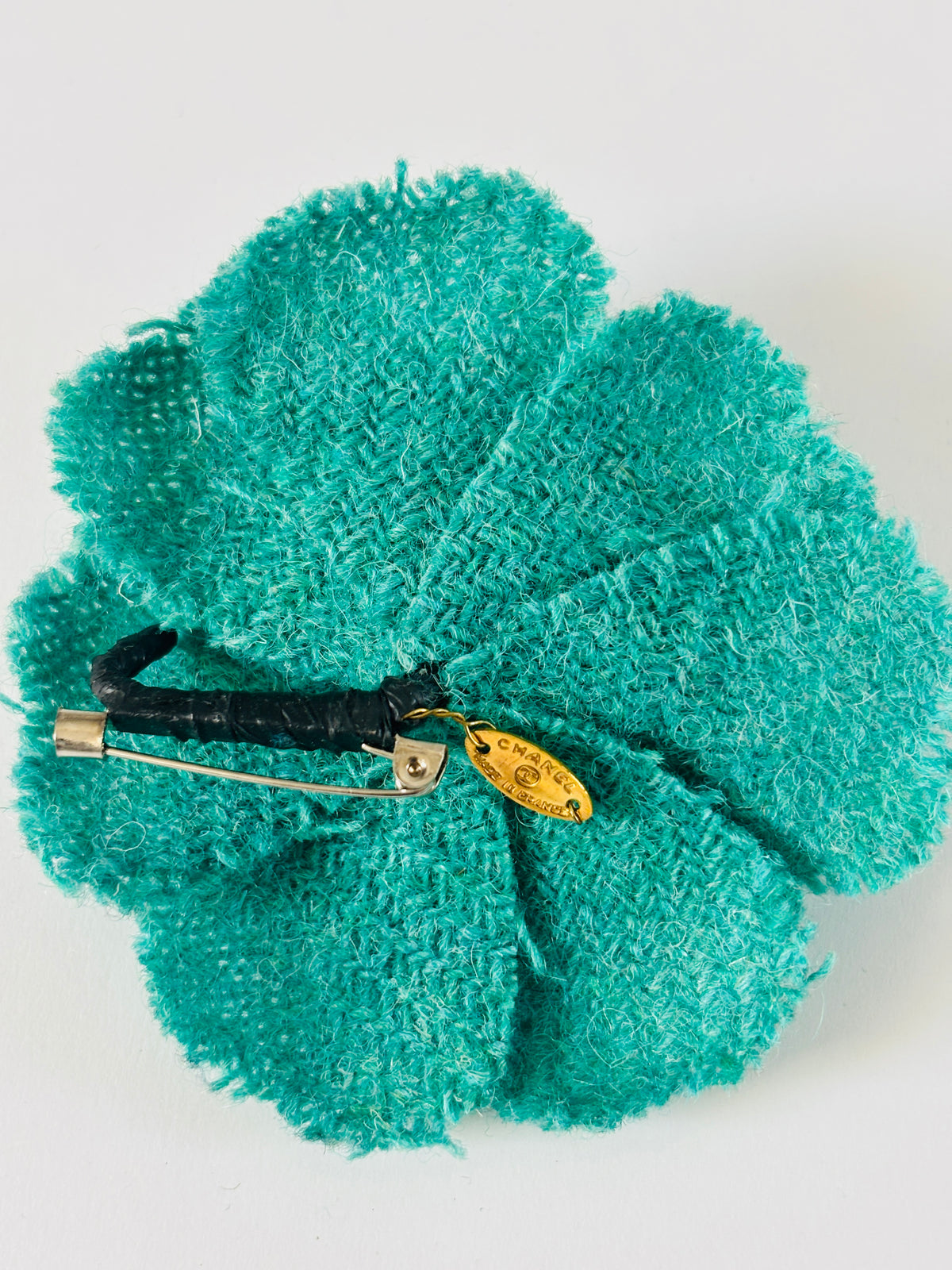Chanel - Broche Camélia vintage tweed