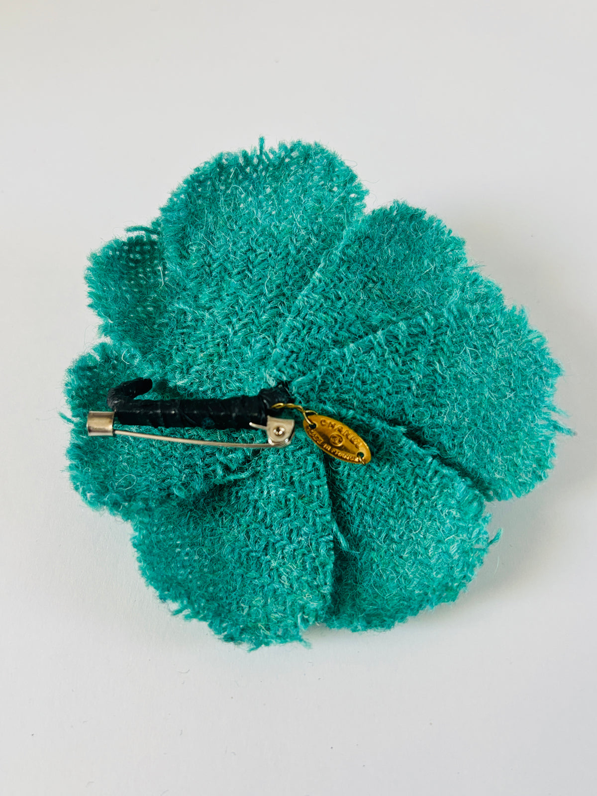 Chanel - Broche Camélia vintage tweed