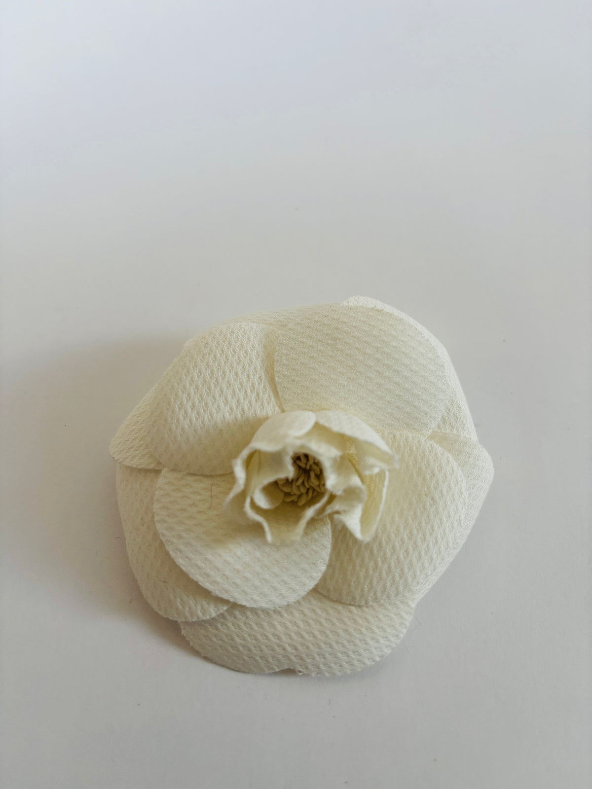 Chanel - Broche Camélia vintage coton piqué