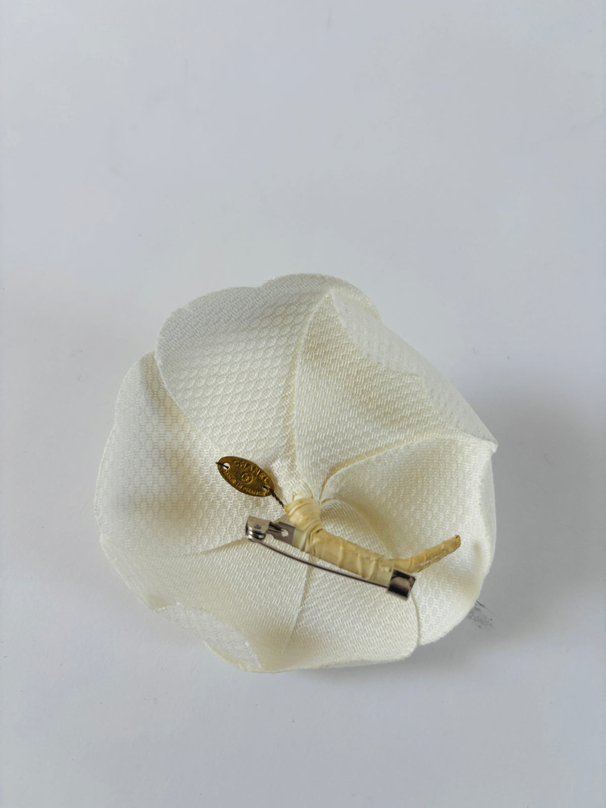 Chanel - Broche Camélia vintage coton piqué