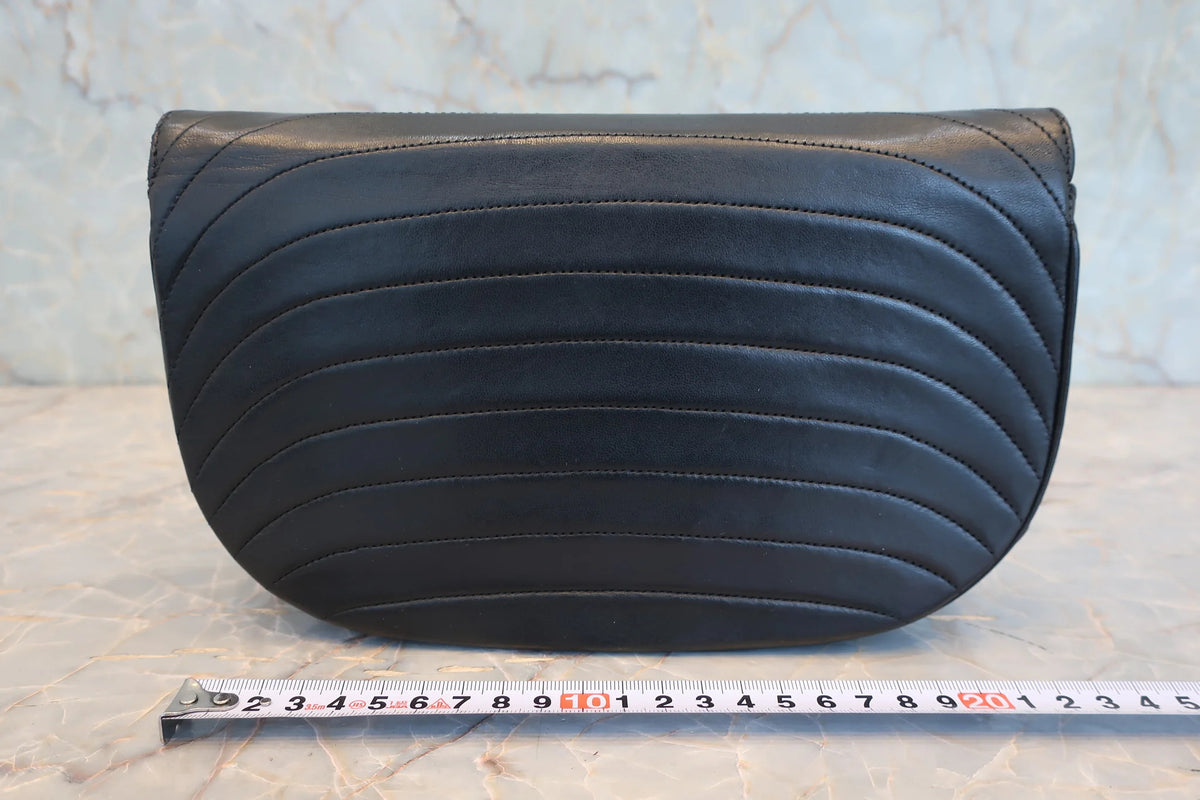 Chanel - Sac à Rabat Demi-Lune