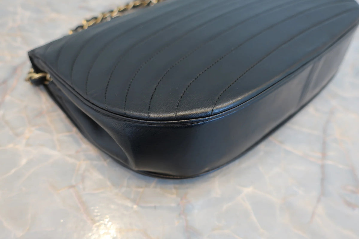 Chanel - Sac à Rabat Demi-Lune