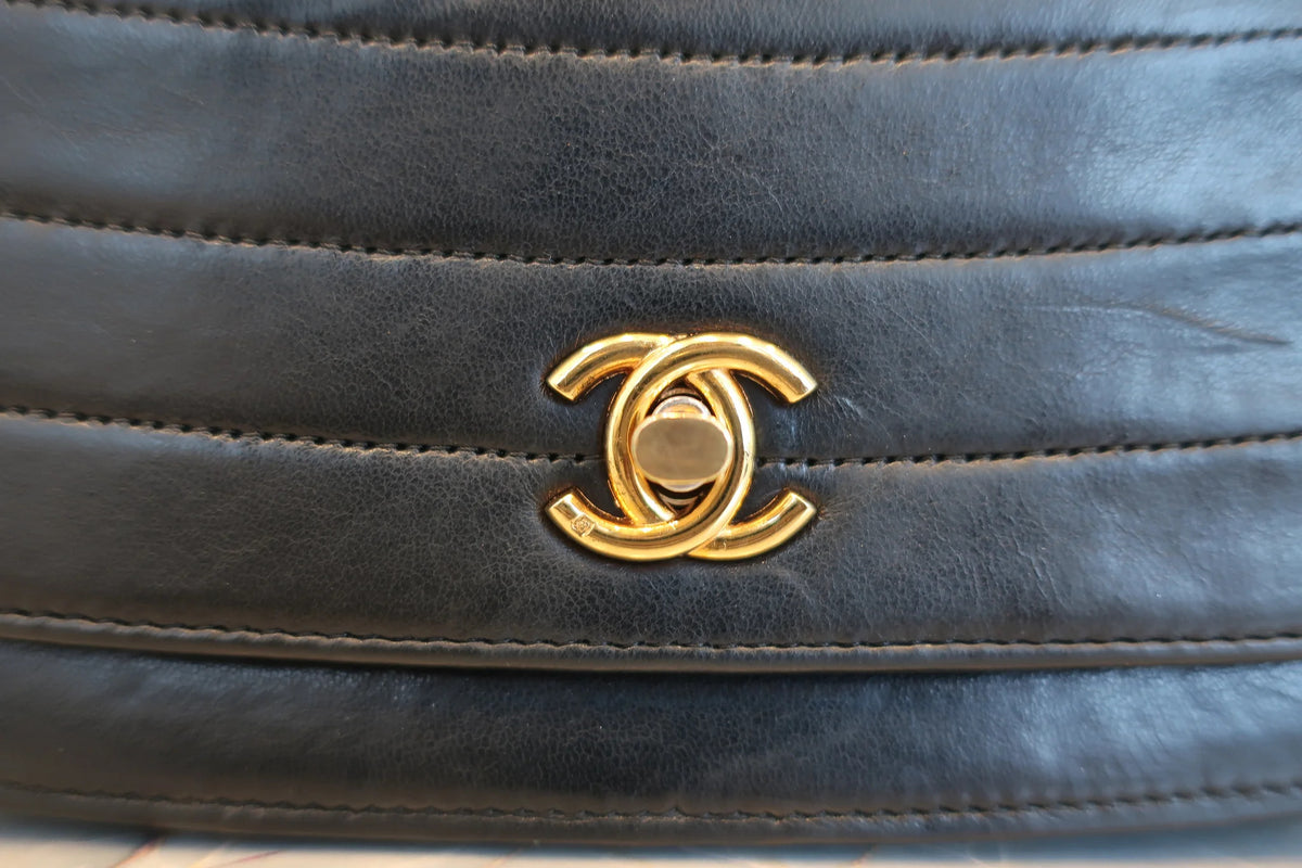 Chanel - Sac à Rabat Demi-Lune