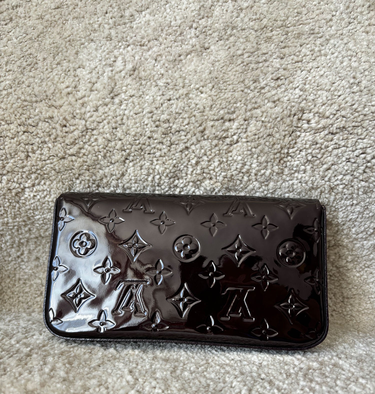 Louis Vuitton - Felicie en cuir vernis Amarante