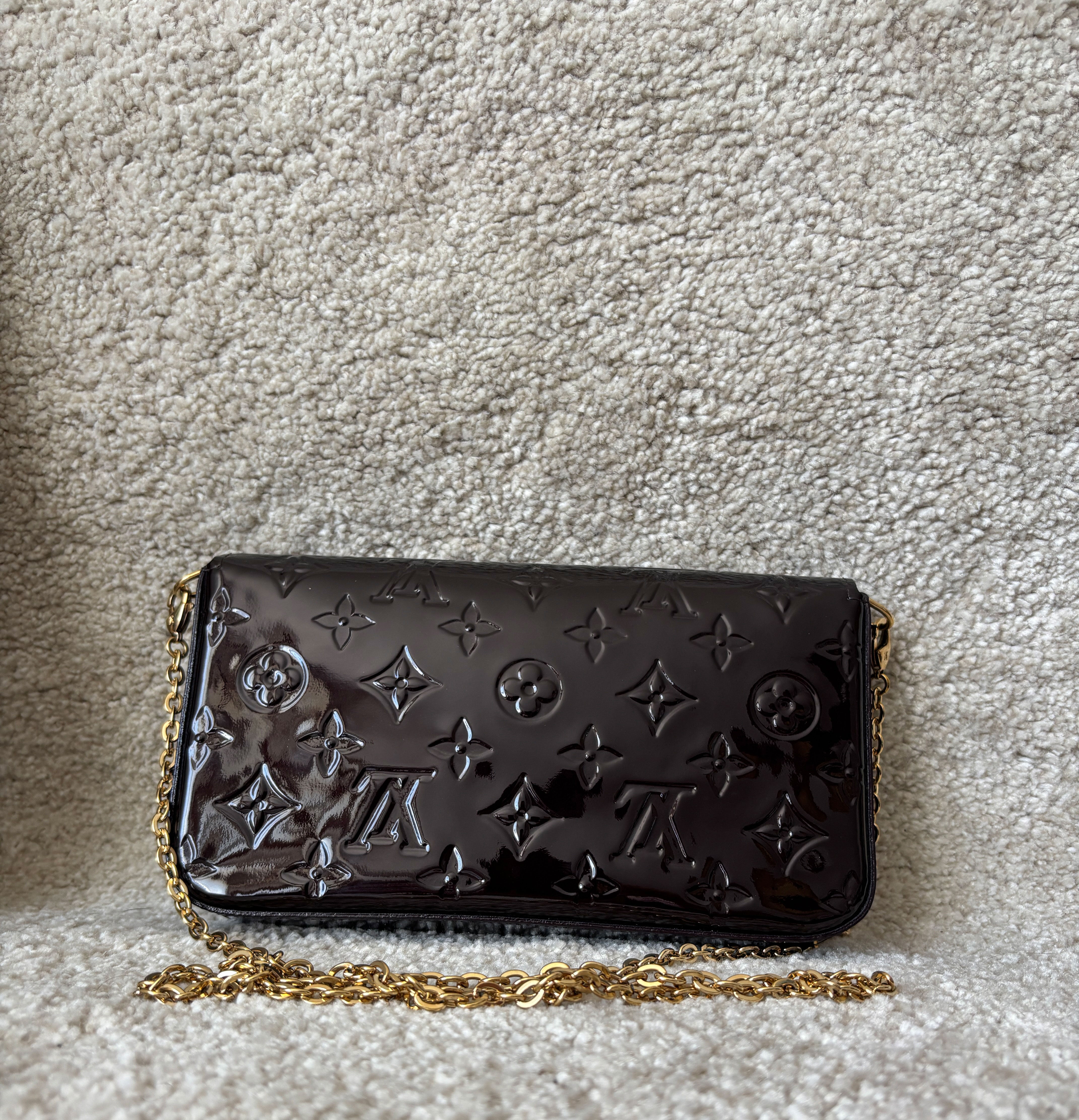 Louis Vuitton - Felicie en cuir vernis Amarante