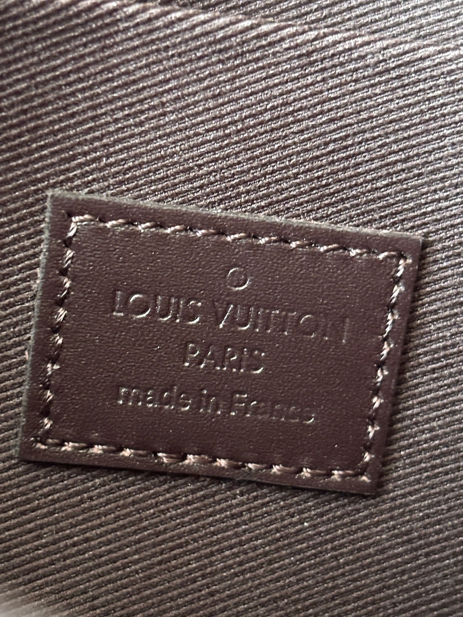 Louis Vuitton - Felicie en cuir vernis Amarante