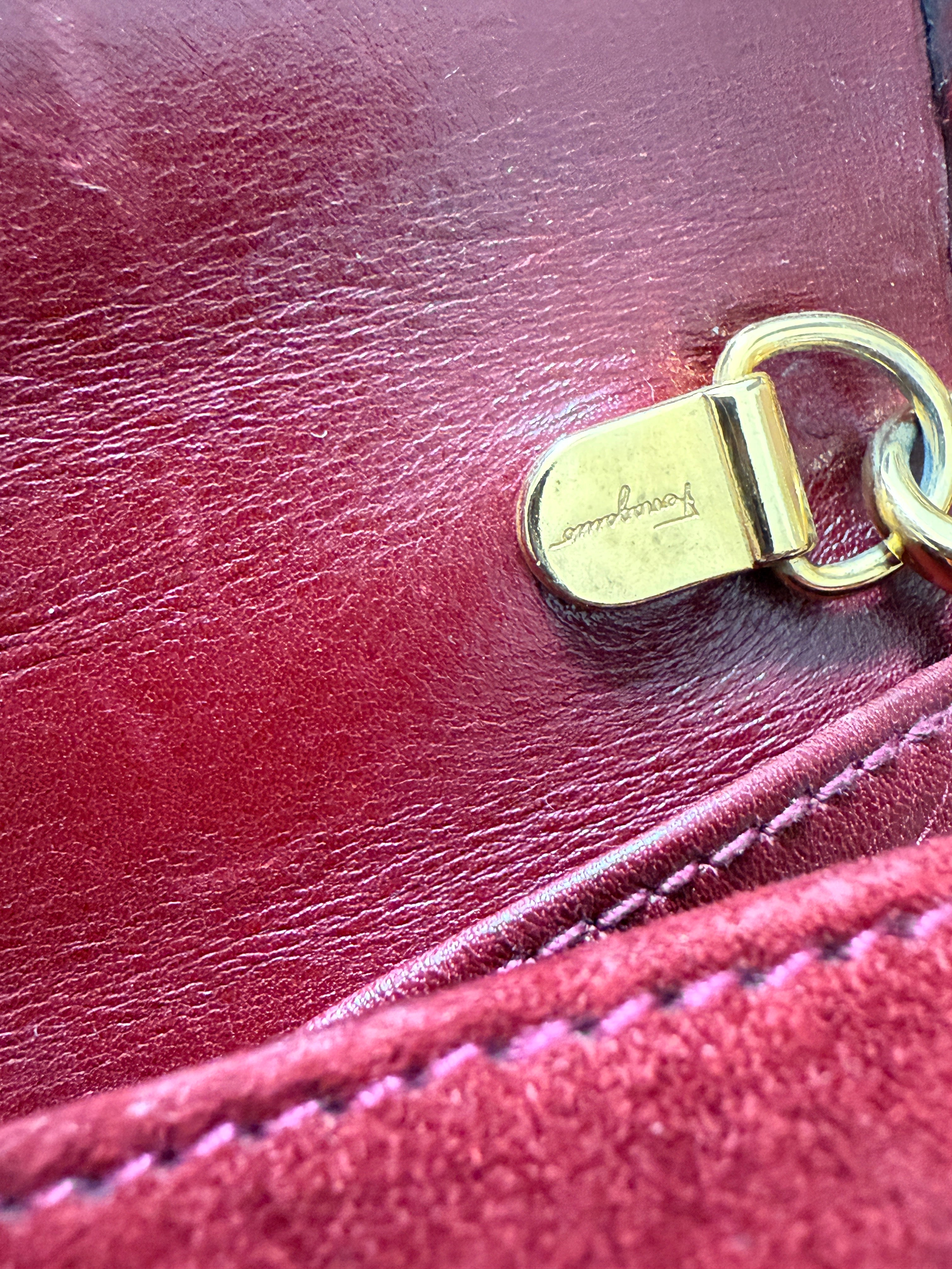 SALVATORE FERRAGAMO | Mini sac bandoulière en suédine bordeaux avec chaîne dorée