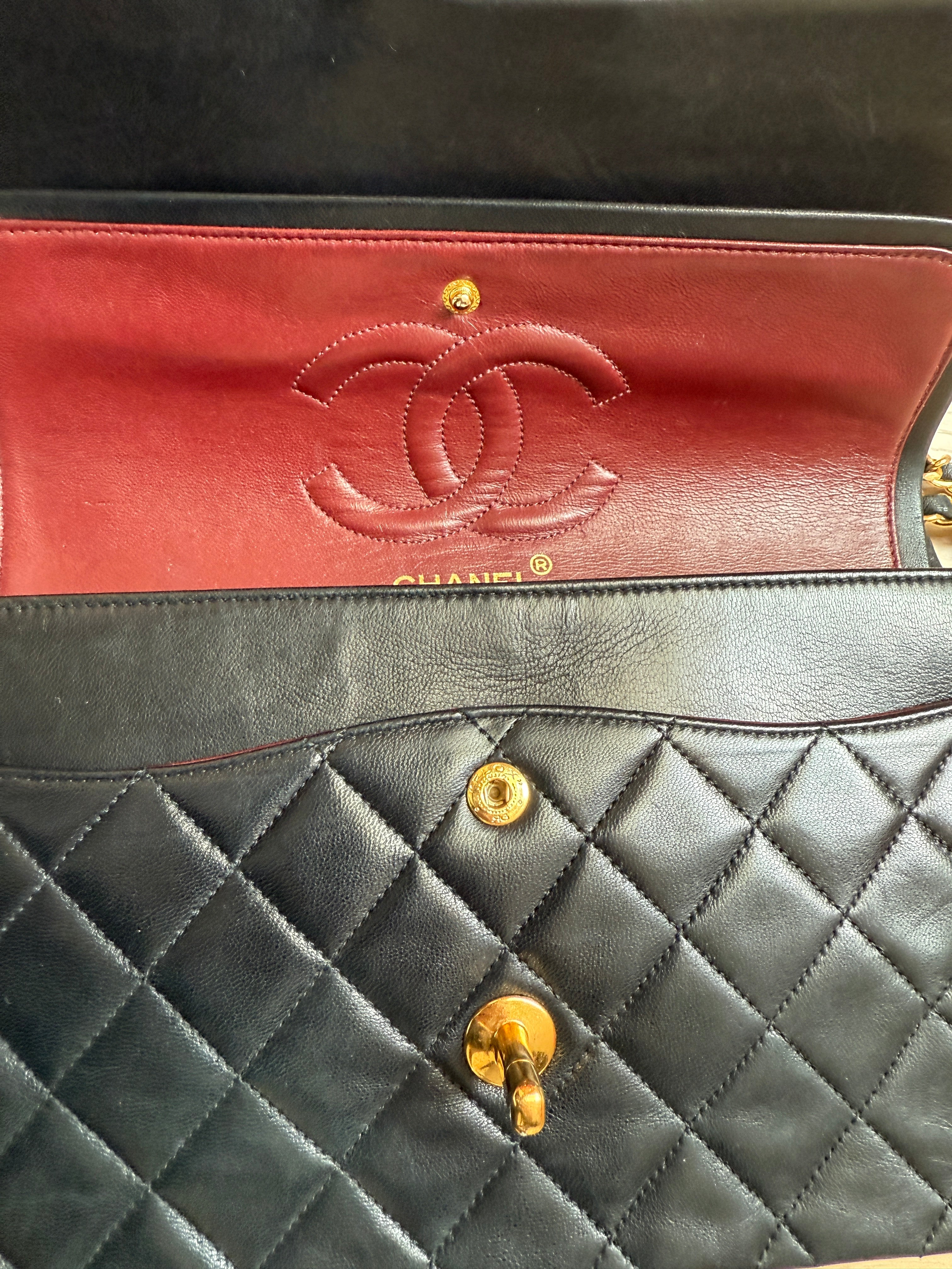 Vintage CHANEL timeless 11/12 Double Flap Bag + certificat entrupy + carte d'authenticité