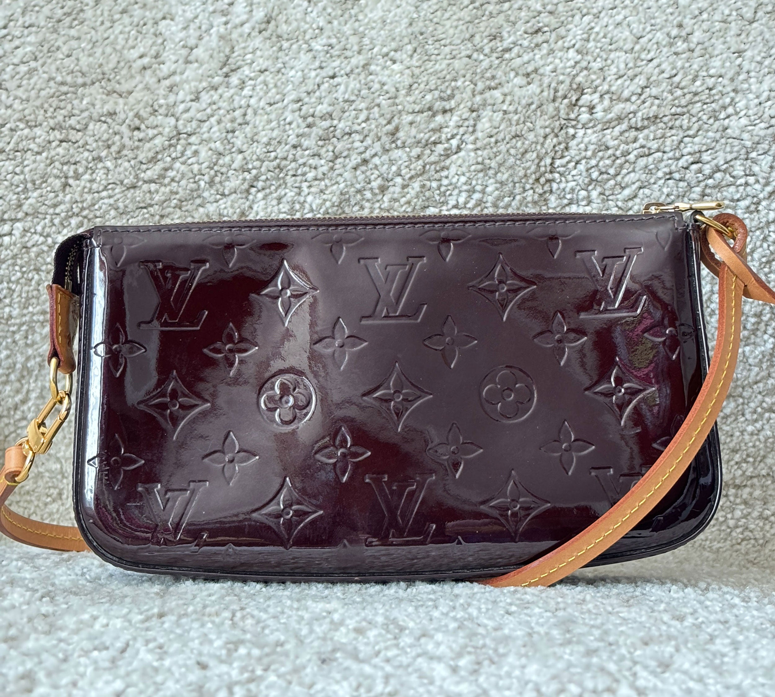 Louis Vuitton - Pochette Accessoire NM en cuir vernis Amarante