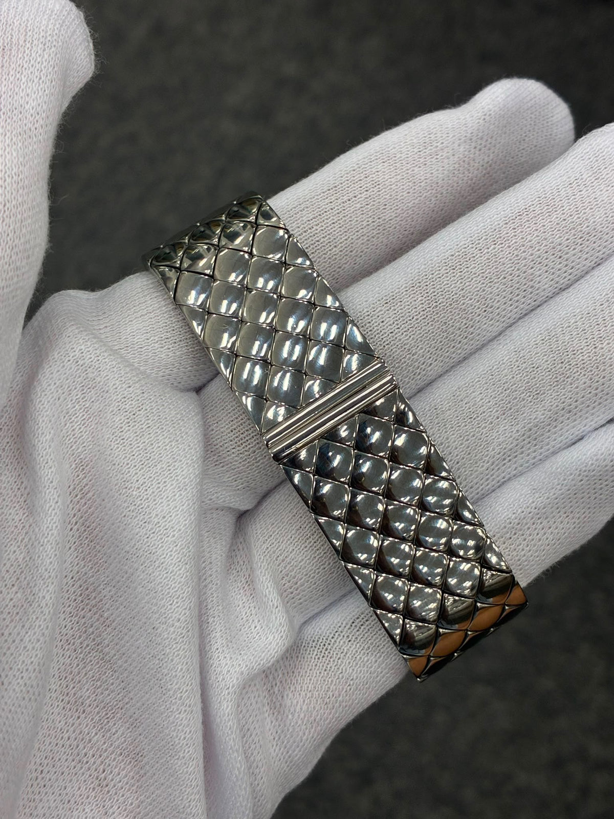 Chanel - Montre matelassé diamants 17cm