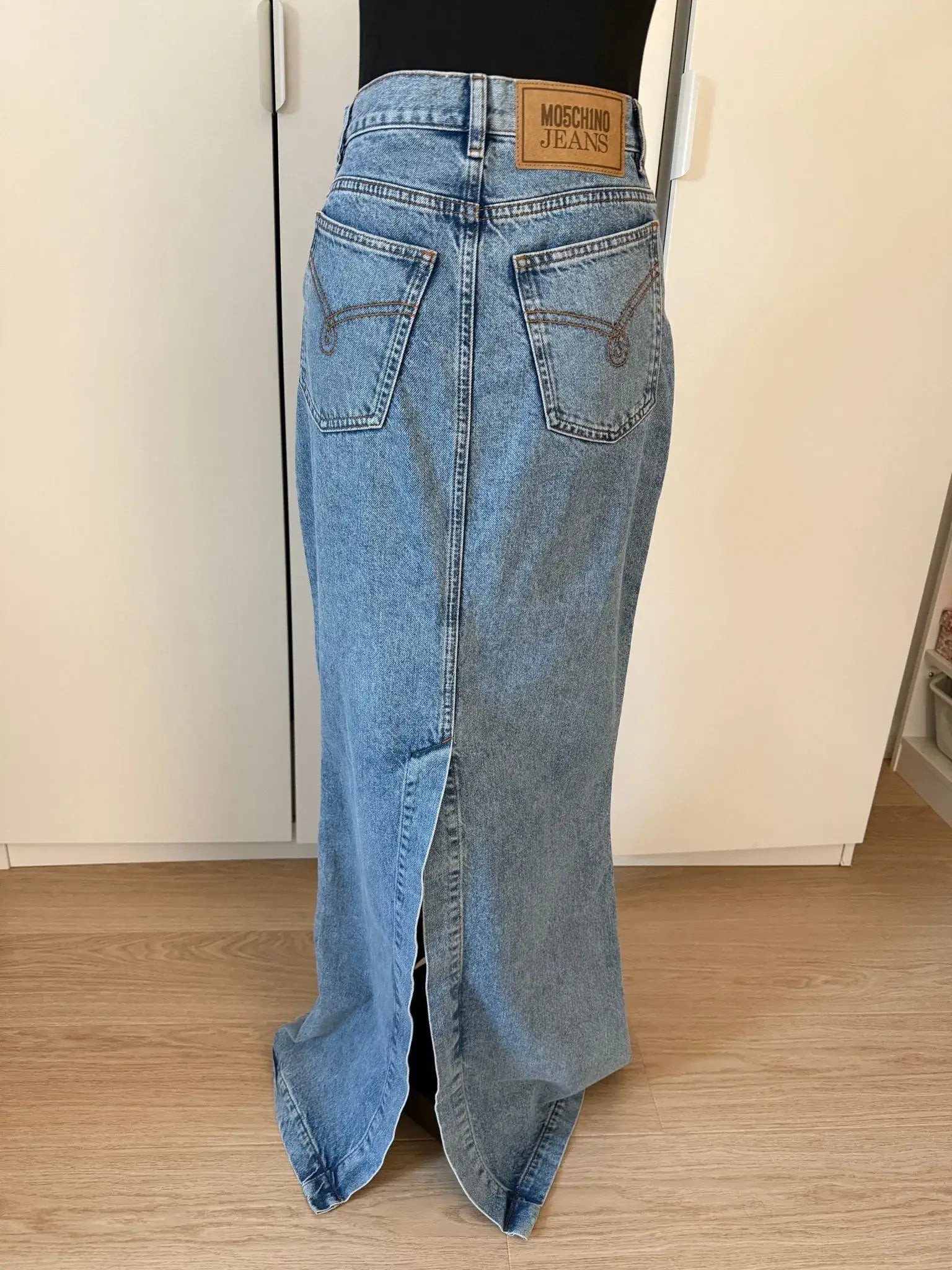 Jupe longue en denim de Moschino, taille S, en bon état, vue arrière avec fente.